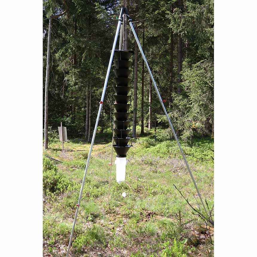 Setup of the trap with the universal trap stand Setup of the trap with the universal trap stand