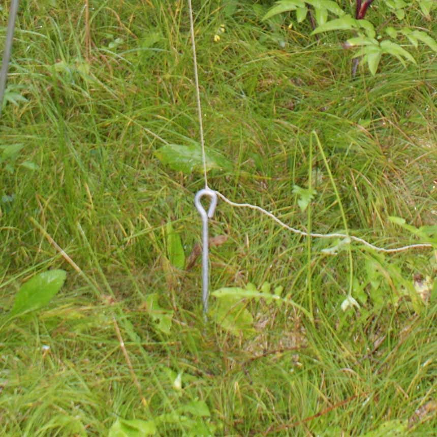 Befestigung von Univesal Fallensteher mit Bodenanker