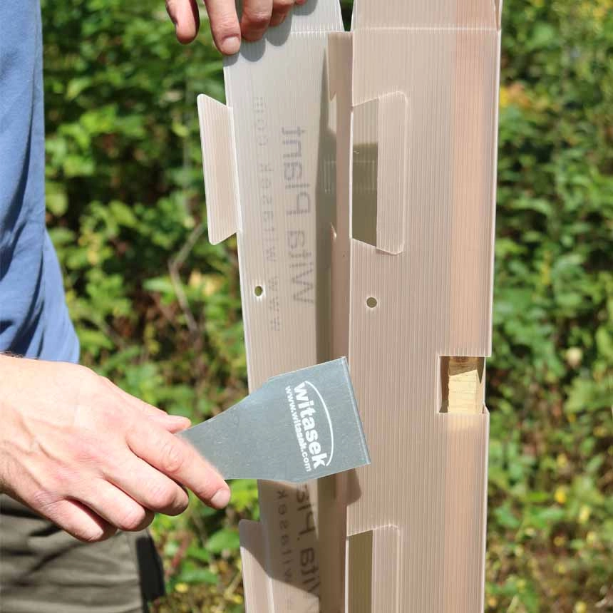 Opening the sleeve with the flap opener Opening the sleeve with the flap opener